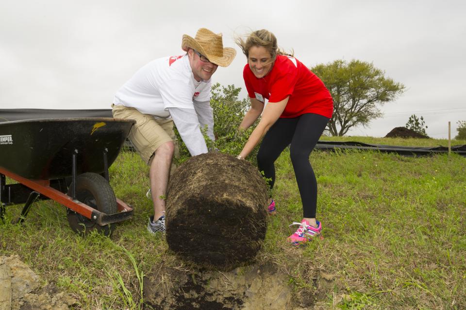 Dow employees and their families volunteer for a sustainability project at the Mississippi River Basin.