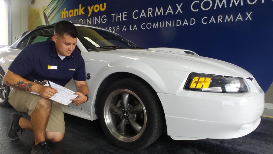 CarMax associates collaborate to support customers.