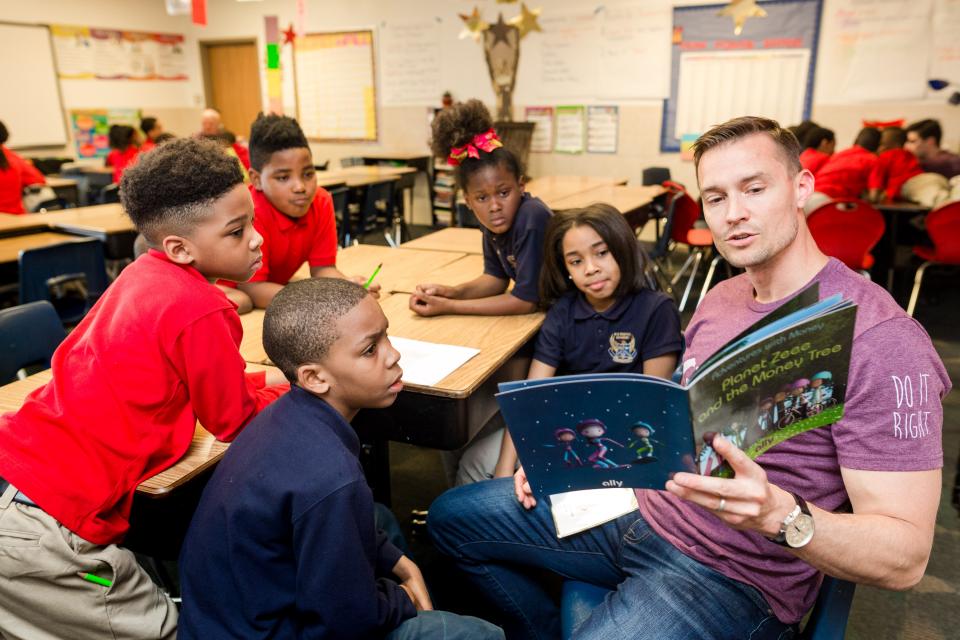 Ally employees in Texas attending a volunteer event